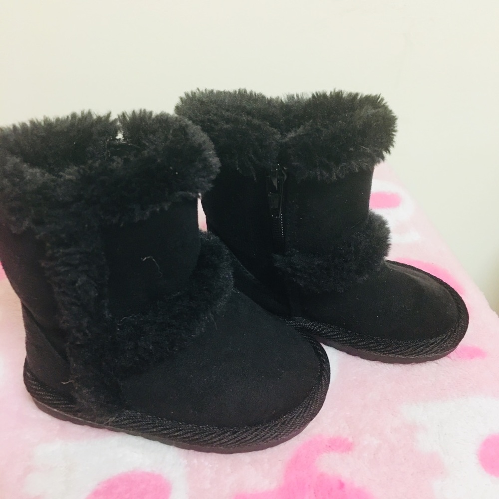 FURRY SOFT BLACK BOOTS